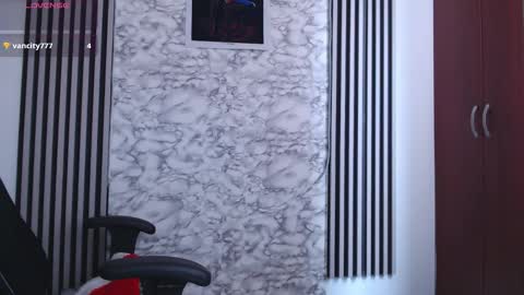 LAYLA online show from December 19, 2025, 5:42 pm