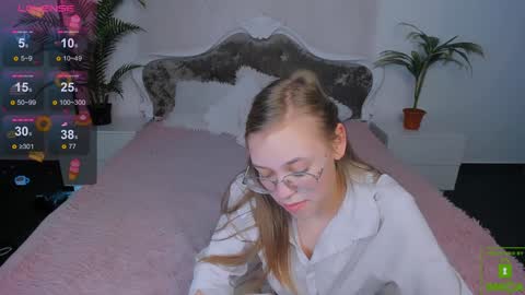 layriantavee online show from December 28, 2024, 12:56 pm