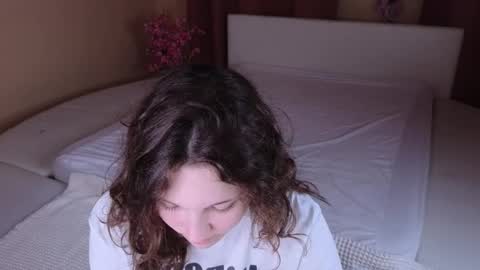 Snapshot of lea_belle_ chatting on February 28, 2026, 6:53 pm Lea online show from February 28, 2026, 6:53 pm