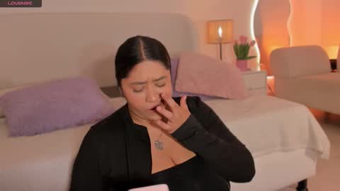 Snapshot of leah_bensoon chatting on October 25, 2025, 3:40 pm Leah online show from October 25, 2025, 3:40 pm