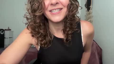 Snapshot of leahsparkles chatting on September 16, 2025, 1:01 pm Leah Sparkles online show from September 16, 2025, 1:01 pm