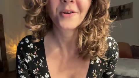 Snapshot of leahsparkles chatting on October 18, 2025, 11:33 am Leah Sparkles online show from October 18, 2025, 11:33 am