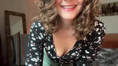 Snapshot of leahsparkles chatting on November 2, 2025, 4:31 pm Leah Sparkles online show from November 2, 2025, 4:31 pm