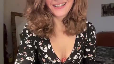 Snapshot of leahsparkles chatting on November 30, 2025, 1:15 pm Leah Sparkles online show from November 30, 2025, 1:15 pm