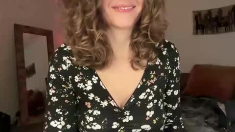 Snapshot of leahsparkles chatting on December 17, 2025, 2:39 am Leah Sparkles online show from December 17, 2025, 2:39 am