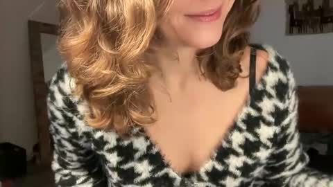 Snapshot of leahsparkles chatting on December 17, 2025, 2:45 pm Leah Sparkles online show from December 17, 2025, 2:45 pm