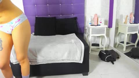 leamoreau__ online show from November 5, 2025, 11:10 am