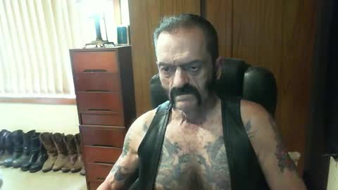 Snapshot of leathergreaser chatting on January 2, 2025, 4:52 am leathergreaser online show from January 2, 2025, 4:52 am