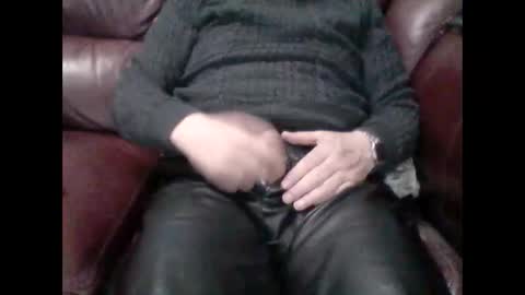 leatherpants68 online show from December 4, 2024, 10:19 pm