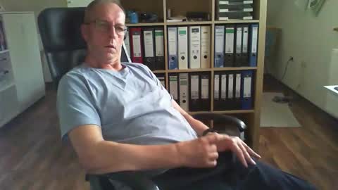 Snapshot of lefti27 chatting on October 13, 2025, 3:34 pm Dave online show from October 13, 2025, 3:34 pm