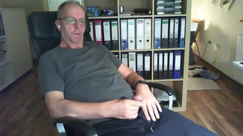 Snapshot of lefti27 chatting on October 14, 2025, 10:10 pm Dave online show from October 14, 2025, 10:10 pm