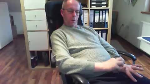 Snapshot of lefti27 chatting on December 3, 2025, 12:58 pm Dave online show from December 3, 2025, 12:58 pm