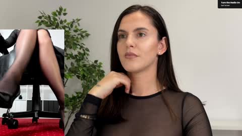 Elle  online show from October 28, 2025, 11:36 am