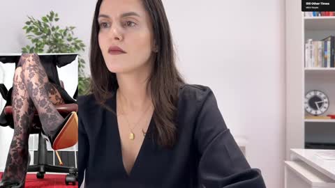 Elle  online show from November 11, 2025, 3:23 pm