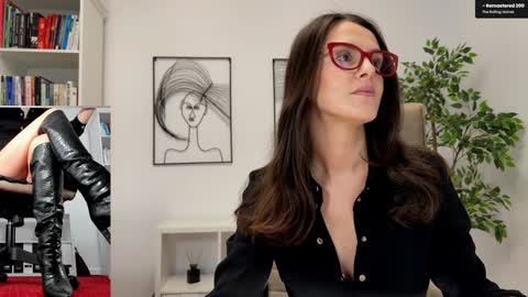 Elle  online show from December 20, 2025, 9:16 am