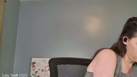 Snapshot of leiaswift chatting on December 20, 2025, 11:50 am Leia Swift online show from December 20, 2025, 11:50 am