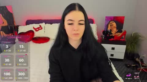 LellitClark online show from November 18, 2025, 8:13 pm