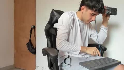 Leo Jones online show from November 14, 2025, 4:28 pm