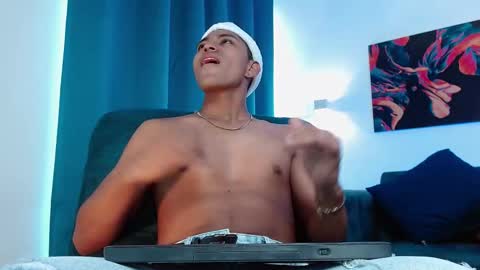 Leon online show from December 16, 2025, 6:35 pm