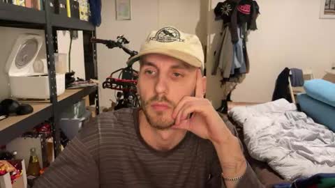 Leon online show from December 15, 2025, 5:50 pm