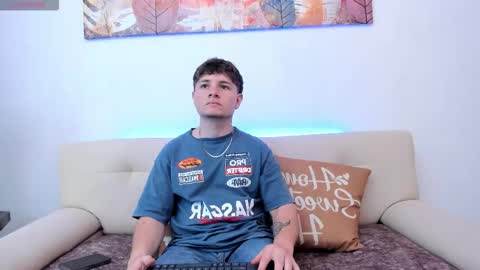 Leo  online show from October 30, 2025, 8:20 pm