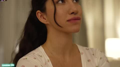 Snapshot of leoramallis chatting on February 9, 2025, 4:40 pm Leora online show from February 9, 2025, 4:40 pm