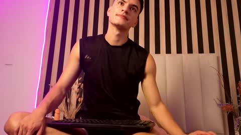 Snapshot of leotease chatting on June 4, 2026, 7:42 pm leotease online show from June 4, 2026, 7:42 pm