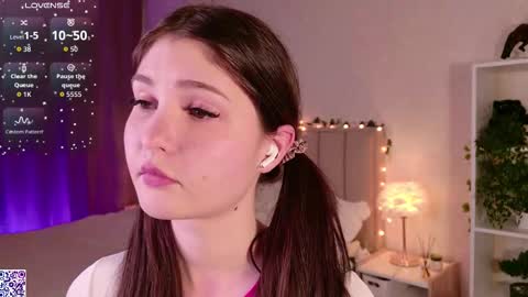 Nicole Moore online show from November 19, 2025, 3:12 pm