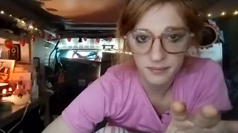 Snapshot of lesleygumgrass chatting on December 16, 2025, 6:24 pm LesleyGumGrass- The Boring Trans girl online show from December 16, 2025, 6:24 pm