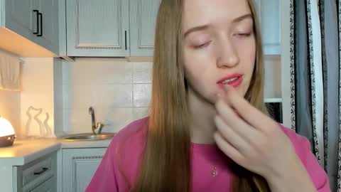  LESLIE   online show from November 7, 2025, 10:15 am