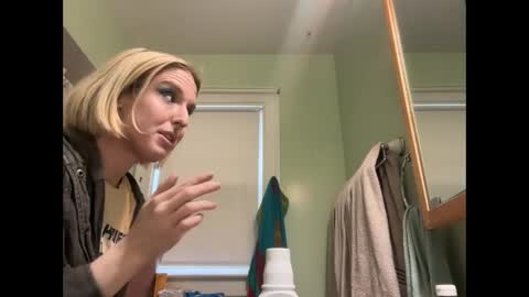 Snapshot of leslietheslut chatting on September 17, 2025, 2:41 pm leslietheslut online show from September 17, 2025, 2:41 pm