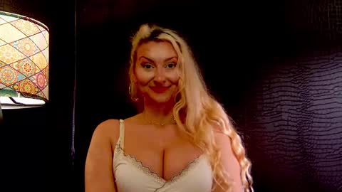 leticiareys online show from November 25, 2025, 10:10 pm