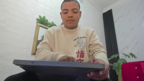 Snapshot of levifiree chatting on June 1, 2026, 4:36 am L E V I online show from June 1, 2026, 4:36 am
