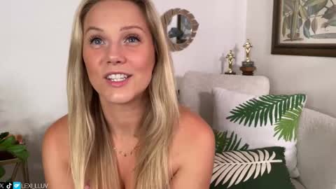 Snapshot of lexi_luv chatting on October 11, 2025, 5:28 am Lexi online show from October 11, 2025, 5:28 am