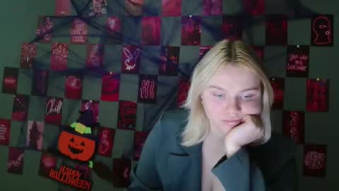 Snapshot of leyla_le chatting on October 8, 2025, 6:55 am Leyla online show from October 8, 2025, 6:55 am