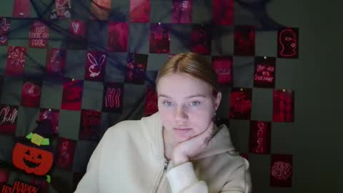 Leyla online show from October 30, 2025, 7:43 am