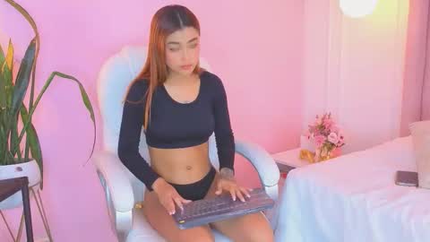 Snapshot of leylarusso chatting on February 2, 2026, 12:04 pm Leyla online show from February 2, 2026, 12:04 pm