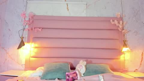 LEZY online show from October 16, 2025, 7:37 pm