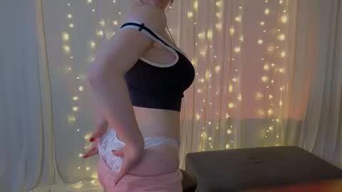 Snapshot of li_j chatting on December 23, 2025, 1:25 am Linda my FANSLY red fury online show from December 23, 2025, 1:25 am