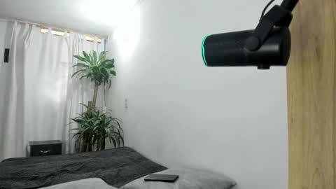 Snapshot of lia_and_felipe chatting on November 30, 2025, 8:24 pm Lia y Felipe -- online show from November 30, 2025, 8:24 pm