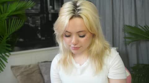 Snapshot of lia_milana chatting on March 12, 2026, 5:19 pm Cassie online show from March 12, 2026, 5:19 pm