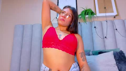 Snapshot of liaamoretti__ chatting on April 27, 2026, 2:42 am L I A online show from April 27, 2026, 2:42 am