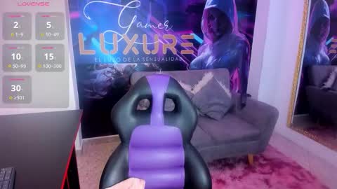 Lia online show from November 7, 2025, 3:01 pm