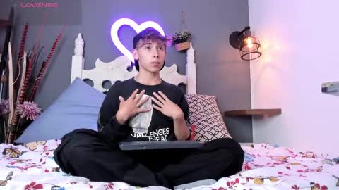 Snapshot of liaml_18_ chatting on September 8, 2025, 2:16 pm liaml_18_ online show from September 8, 2025, 2:16 pm