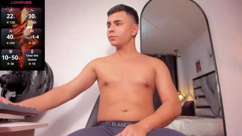 lianfox_ online show from May 11, 2026, 12:44 pm