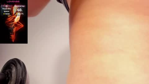 lianfox_ online show from May 15, 2026, 3:41 pm