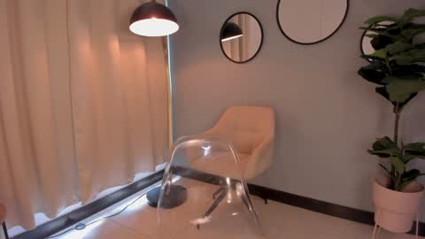 Lia online show from December 4, 2024, 5:00 pm