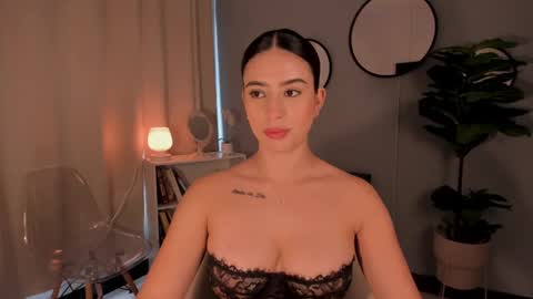 Lia online show from October 8, 2025, 12:25 pm