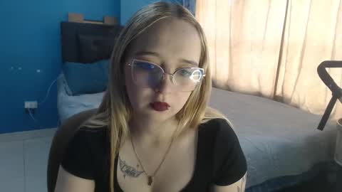 Snapshot of liaroberts1 chatting on October 20, 2025, 11:54 am Lia Roberts online show from October 20, 2025, 11:54 am