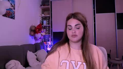 libra_mia online show from November 10, 2025, 7:13 pm